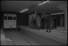 4966-2 Bezoekers staan in een van de houten 1-op-1-modellen van een metrostation, die zijn gebouwd op het terrein van ...