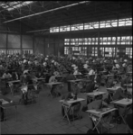 5159 Overzicht van tientallen tekentafels. Zij worden gebruikt door examenleerlingen tijdens hun aannemersexamen in Ahoy'.