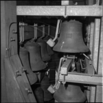 5173-2 Herplaatsing klokken carillon in de Sint Laurenstoren.
