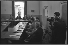 5332 Filmopnamen tijdens raadsvergadering gemeente Rozenburg met burgemeester J.C. Aschoff als voorzitter.