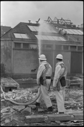 5361 Mannen in witte pakken zijn in de Eendrachtsstraat een gebouwbrand aan het blussen tijdens brandweerwedstrijd.
