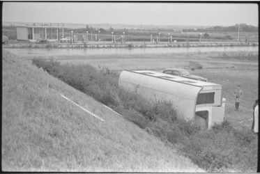5418-1 Auto en een vijf ton zware woonwagen van de weg gewaaid na windhoos in Overschie.