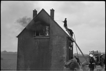 5427-1 Zolderbrand in vrijstaand huis aan de Molendijk in Ridderkerk.