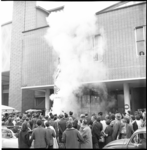 5523-2 Witte rook tijdens het starten van een door studenten van de Hogere Technische School gebouwde, metershoge ...