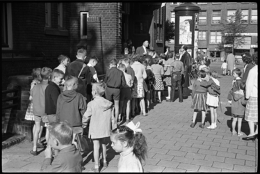 5538-2 Rij kinderen bij de ingang van een school op hun eerste schooldag.