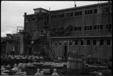 5571-2 Overzicht zwaar beschadigd gebouw bij de N.V. Fabriek voor Chemische Producten 'Vondelingenplaat' na ontploffing.