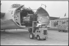 5576-1 Vorkheftruck-gebruik bij het laden en lossen van een vrachtvliegtuig van de Channel Air Bridge op het platform ...