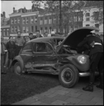 5678 Zwaar beschadigde Volkswagen-Kever na botsing met tram, Jonker Fransstraat hoek Admiraal de Ruyterweg.