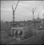 5698-1 Overzicht van de bouwmal voor betonnen metrotunnelstukken op Eiland van Brienenoord.