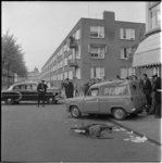 576 Beschadigde fiets en bestelauto op de hoek Bas Jungeriusstraat - Polslandstraat.