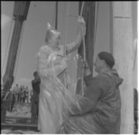 6-1 Met een plastic cape tegen oliespetters, slaat mevrouw mr. J.M. van Walsum-Quispel, de eerste paal voor scheepswerf ...
