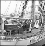 6234-2 Bij Verolme Rozenburg doopt mevrouw M.J. Rathbone vanaf het zeilschip SØrlandet de tanker Esso Libya.