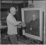 63 Schilder Adriaan van der Plas bij het schilderij 'portret van deken Mgr. J.H. Niekel'.