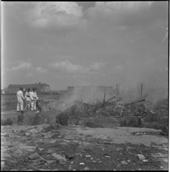 636 Brandweerlieden blussen de overblijfselen van een schuur aan de Kromme Zandweg.