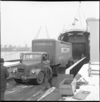 6475 Vrachtwagen van transportonderneming A. Gemmink en Zn. gaat in de Merwehaven aan boord (of komt ván-) een ferryboot.