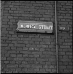 6500-1 Een straatnaambord in wijk 1 is gedeeltelijk afgeplakt en vervangen door het woord 'Benfica'.
