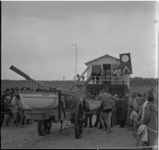 651-2 Belangstellenden op het strand van Hoek van Holland rond nieuwe flotteur voor de reddingsbrigade