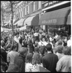 6511 Manifestatie 'Actie Opgeruimd Staat Netjes' met scholierenspelen in de Zwart Janstraat, voor de verlichtingszaak ...