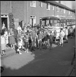 6606 Groepsfoto in de Schaarweide voor de autobus van deelnemers aan bustocht voor kinderen in Tuindorp de Vaan.
