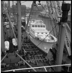 6702 Santa Maria, het nieuwe jacht van Henry Ford II, wordt als deklading op het vrachtschip 'Sommelsdijk' van de ...