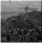 676-2 Hoog overzicht van scheepssloperij Simons in Rotterdam-Pernis: open dek met machinekamer en de grote ketel van ...