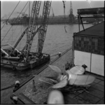 682 Drijvende bok 'Actief' van bergingsbedrijf Van der Graaf en Mulder in de Lekhaven bij scheepsschroef op de kade.