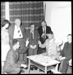 6853 Veilingcommissaris J.H. Slingerland (tweede van rechts) hanteert de veilinghamer en onder andere ...