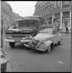 6890 Botsing in de Proveniersstraat: een Chevrolet bedrijfswagen van het Algemeen Dagblad met een Citroën 2CV.