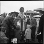 6892 Intocht Sinterklaas met wat kinderen en volwassenen.