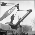 6905 Plaatsen van anker naast de Ahoy-hallen in verband met de tentoonstelling 'Europort 1963'.