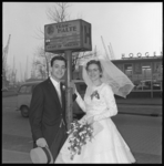7343 Zojuist getrouwd echtpaar M.C. van Vessem- Buring uit Schiedam bij tramhalte van lijn 4 op de Rotterdamsedijk als ...