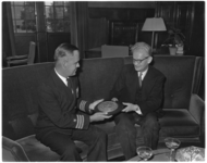 751 Wethouder J.U. Schilthuis met de commandant van de Amerikaanse onderzeebootjager 'Davis'; zij bekijken een ...