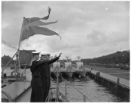 754-1 In marine-uniform geklede mannen zwaaien naar mensen op de kade van de Parkhaven bij het vertrek van Zweeds smaldeel.