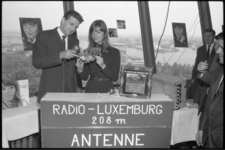 7578-2 Franse zangeres Francoise Hardy promoot haar nieuwe album op de Euromast in een uitzending van Radio Luxemburg.