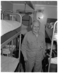 777 De 88-jarige heer E. Verberg in een slaaphut aan boord van ss. 'Waterman', hij keert weer terug naar Australië.