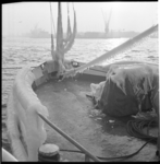 7796-2 Sterk bevroren railing en touwen op het voorschip van een boot in de haven.