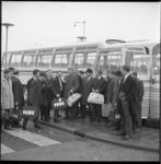 7825 Vrolijke groepsfoto bij autobussen na aankomst voetbalteam van Liverpool op vliegveld Zestienhoven i.v.m. ...