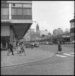 7952-1 Kruiskade met paviljoenwinkels en bioscoop 'Corso' waar de film 'My Fair Lady' wordt vertoond. Op de achtergrond ...