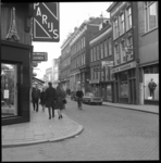 7964 Straatbeeld Oude Binnenweg met o.a. café 'De Vijgeboom'.