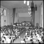 8072 Overzicht van volle kerkzaal en de musici op het podium tijdens concert door 'Leopold Central Hall Band' uit Congo ...