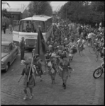 8101-2 Overzicht van wandelende mensen op de slotdag van de 7e Jeugdvierdaagse in Charlois.