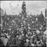 8170-2 In het kader van de Actie Bezemschoon werden er ballonnen opgelaten op het Stadhuisplein.
