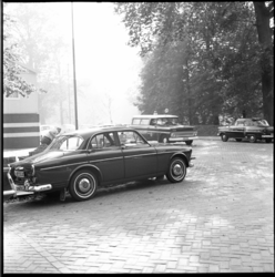 8308-2 Prinses Beatrix had haar Volvo geparkeerd op de hoek van de Parklaan en de Kievitslaan en lunchte bij Chalet ...