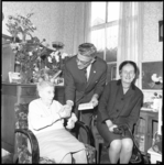 8326 Burgemeestersechtpaar Thomassen bezoekt de 101-jarige mevrouw M.J. Klijn- Drechsler, in haar woonomgeving bekend ...