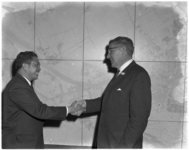 8381 Burgemeester W. Thomassen met de Indonesische ambassadeur Soedjarwo Tjondronegoro tijdens de Indonesische dag, ...