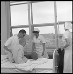 8481 Patiënt in Dijkzigt-ziekenhuis (ziekenkamer aan de 's-Gravendijkwal-/(Coolhaven-zijde) wordt geassisteerd door een ...