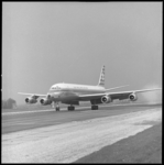 8517 Een Douglas DC-8 landt voor het eerst op vliegveld Zestienhoven.