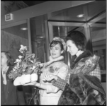 8518 Filmster Gina Lollobrigida bekijkt voor de ingang van het Hilton Hotel aan de zijde van de Kruiskade een bloemstuk ...