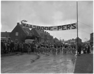 853 Start van de wiellerronde van Berkel met spandoek van de Maasbode.