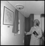 8531-3 Ethiopische prinses Ruth Desta onthult plaquette met antieke kaart van Afrika, op vrachtschip Queen of Sheeba op ...